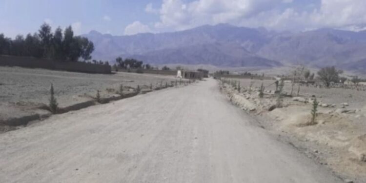 لغمان کې د ۲ سړکونو د رغولو چارې بشپړې شوې