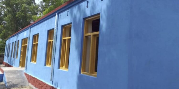 لغمان کې خلکو په شخصي لګښت یوه ښوونځي ته ۸ ټولګي جوړ کړي