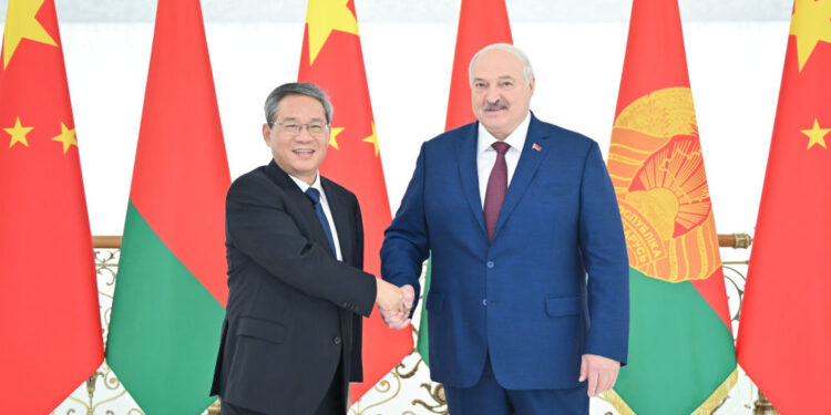 لي چيانګ د بېلاروس له ولسمشر لوکاشينکو سره وليدل