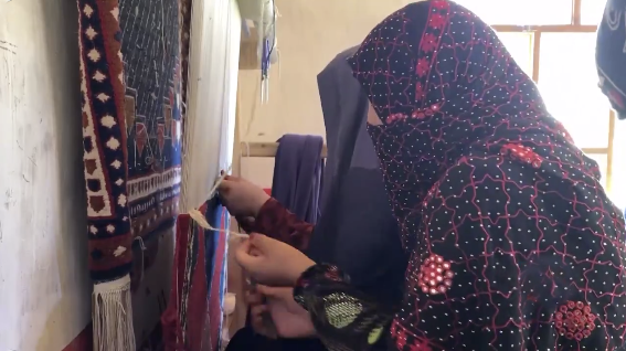 نورستان کې سلګونه ښځو ته د غالۍ اوبدلو روزنیز پروګرام پیل شوی