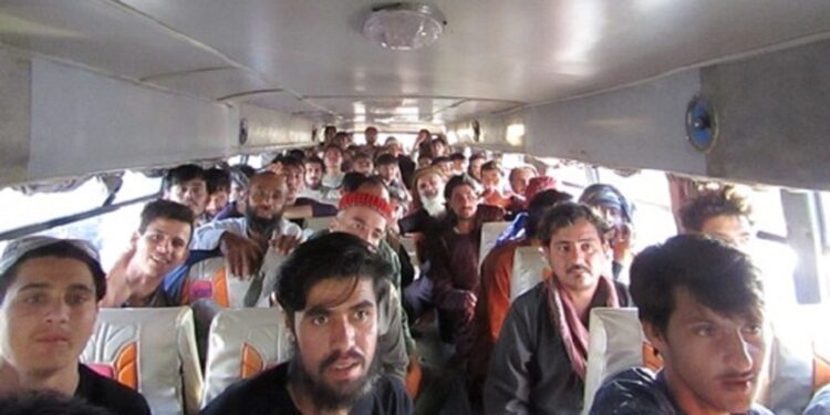 تېر کال نږدې ۶ زره افغانان د نورو هېوادونو له زندانونو خوشې شوي