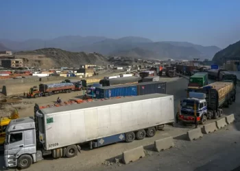تورخم لاره یو ځل بیا د باروړونکو موټرو پر مخ تړل شوې
