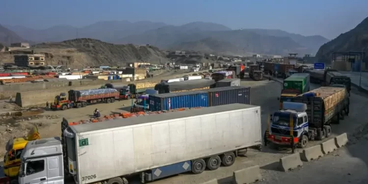 تورخم لاره یو ځل بیا د باروړونکو موټرو پر مخ تړل شوې
