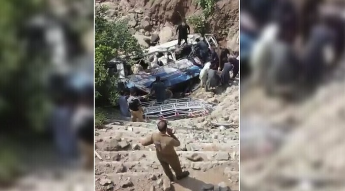 پاکستان کې د بس چپه کېدو له کبله ۲۹ تنه مړه شوي