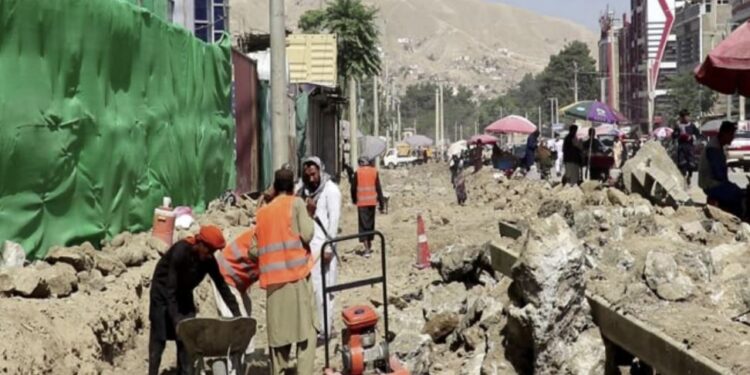 د بغلان مرکز کې د فرعي سړکونو رغولو چارې پیل شوې