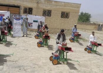 لوګر کې مالدارانو ته د حیواني خوراکې برابرولو ماشینونه وېشل شوي