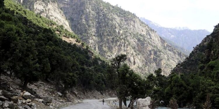 د نورستان په کامدېش ولسوالۍ کې د سړک رغولو چارې پیل شوې