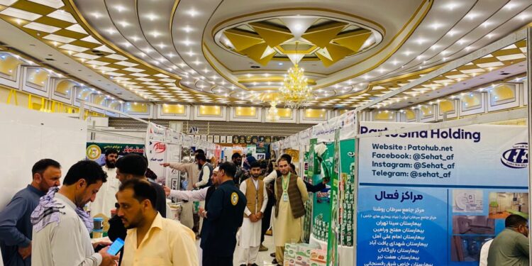ننګرهار کې د کورنیو تولیداتو درې ورځنی نندارتون پرانیستل شو