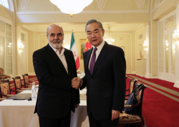 وانګ يي د ایران د ملي امنيت شورا له منشي علي احمد يان سره وکتل