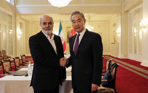 وانګ يي د ایران د ملي امنيت شورا له منشي علي احمد يان سره وکتل