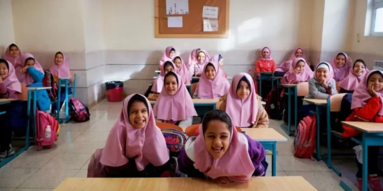ایران کې افغان کډوالو ماشومانو ته د زدهکړو زمینه برابریږي
