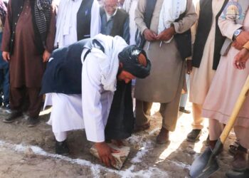 غزني کې د خلکو په شخصي لګښت د یوه ښوونځي ودانۍ جوړېږي