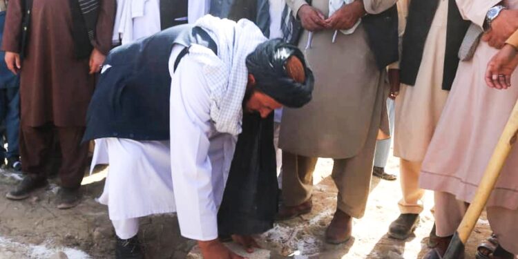 غزني کې د خلکو په شخصي لګښت د یوه ښوونځي ودانۍ جوړېږي