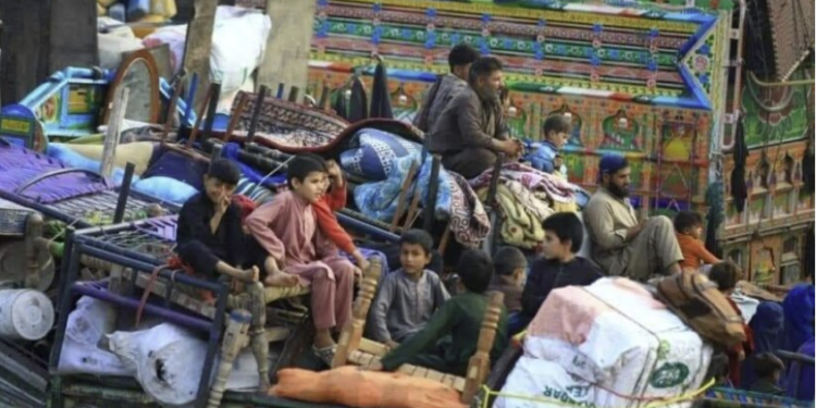 له ایران او پاکستانه ۳۲۲ افغانې کورنۍ هېواد ته راستنې شوې