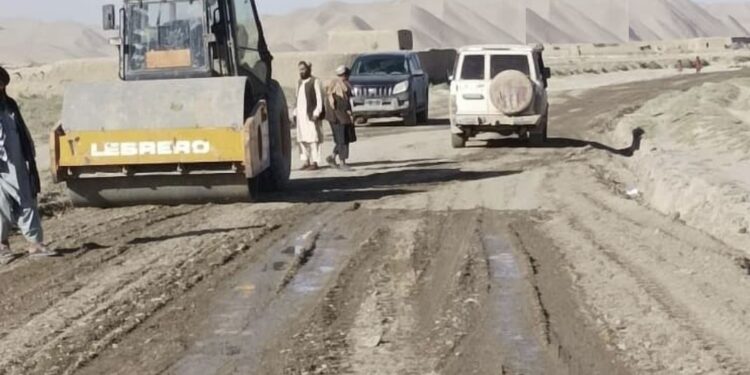 بادغیس کې د څه باندې ۱۲ کیلومټره سړک د جوړولو چارې پیل شوې