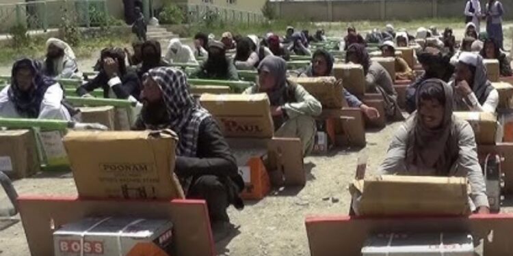 د فني او حرفوي زدهکړو له مرکز څخه ۵۶۰ روږدي کسان فارغ شوي
