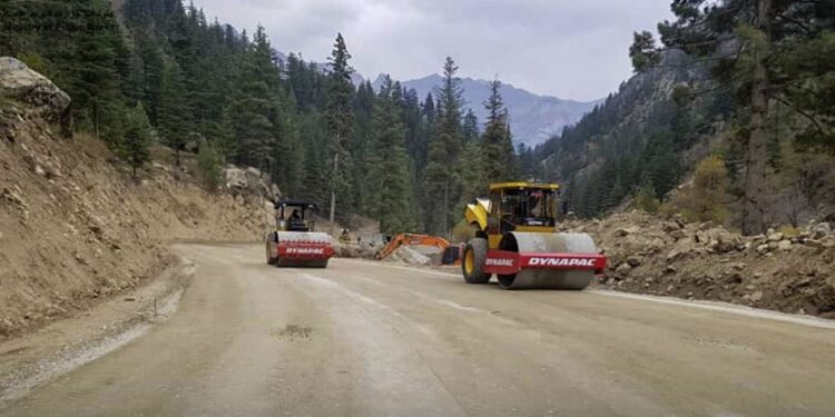 نورستان کې ۴۲ کیلومتره سړک جوړ او ګټې اخیستنې ته سپارل شوی