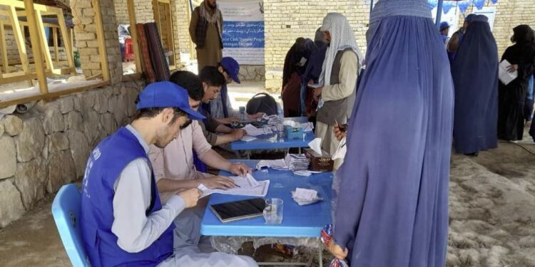 میدان وردګو کې نږدې ۱۰ زره کسانو ته نغدي مرستې وېشل شوې