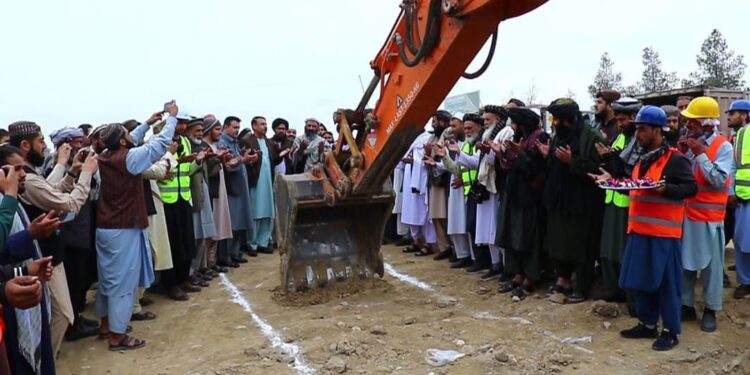 په مزار شریف کې د سړک جوړولو یوې پروژې چارې پيل شوې