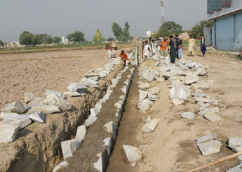 ننګرهار کې د ۲ سړکونو جوړېدو چارې پیل شوې دي