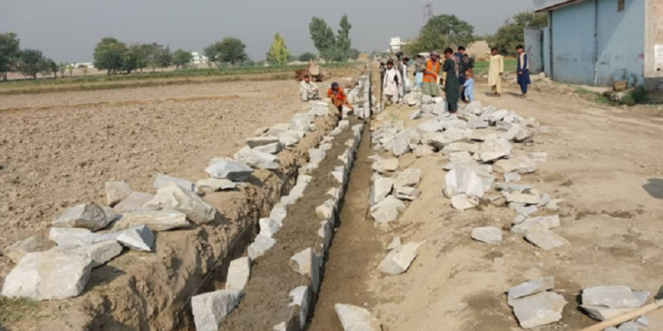 ننګرهار کې د ۲ سړکونو جوړېدو چارې پیل شوې دي