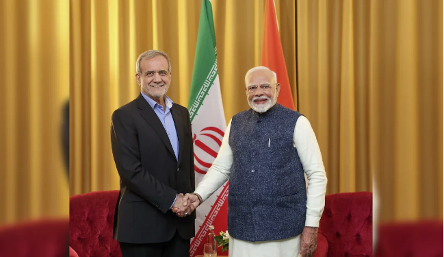 د ایران ولسمشر له نریندرا مودي سره کتلي دي