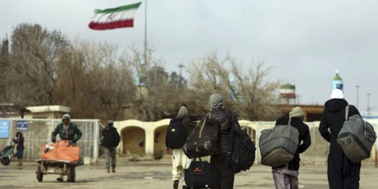 ایران ته د افغان کډوالو د ستونزو د حل په موخه یو پلاوی سفر کوي