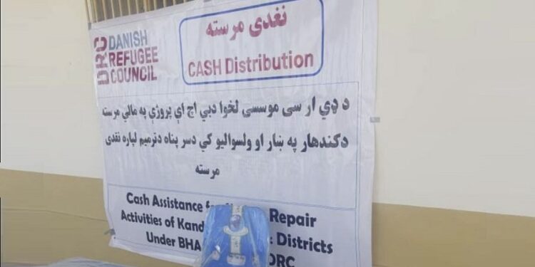 کندهار کې له ۴۰ سېلاب ځپلو کورنیو سره نغدي مرسته شوې