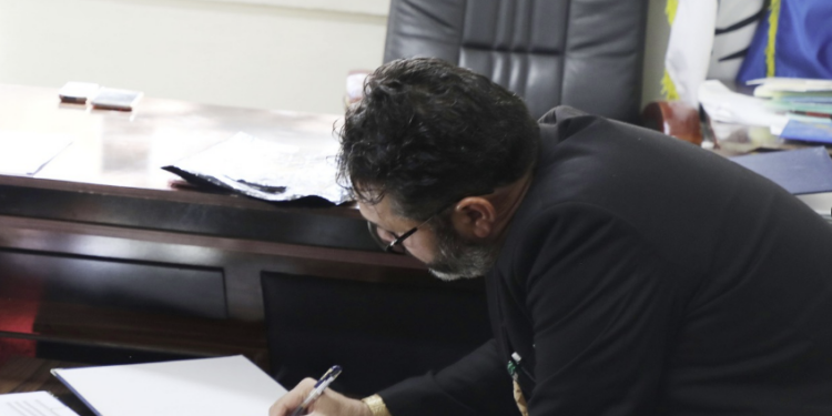 کډوالو وزارت له دوو موسسو سره د همکارۍ هوکړه لیکونه لاسلیک کړل