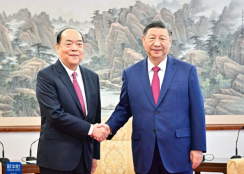 شي جين پينګ د مکاو د ځانګړې اداري سیمې له مشر هه يي چنګ سره لیدلي