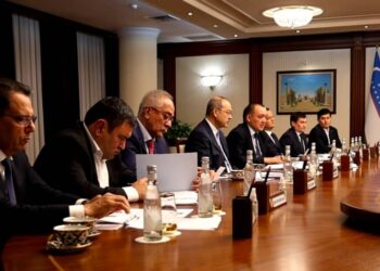 افغان او ازبک چارواکو د دوه اړخیزو اړیکو پر پياوړتیا خبرې کړې دي