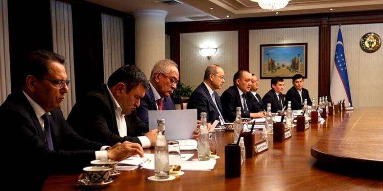 افغان او ازبک چارواکو د دوه اړخیزو اړیکو پر پياوړتیا خبرې کړې دي
