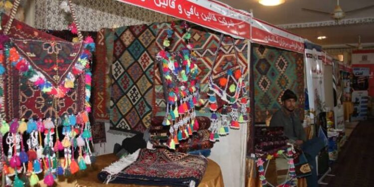 کندوز کې د لاسي صنایعو او وطني تولیداتو نندارتون پرانیستل شوی
