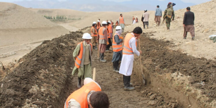 غزني کې ۳۳۴ بېلابېلې رغنیزې پروژې پلې شوې دي