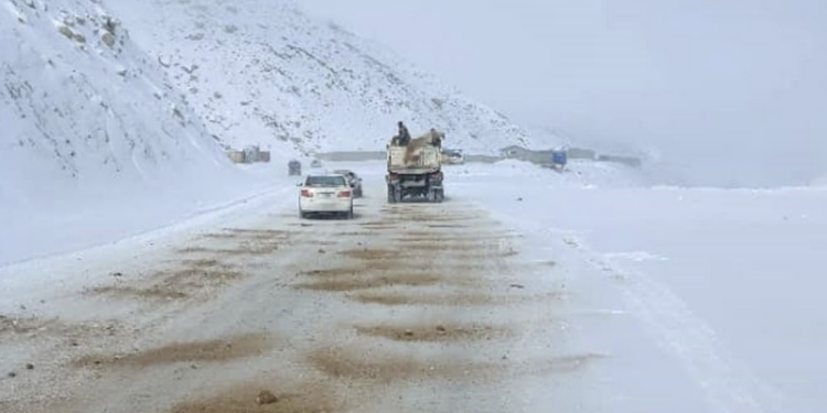 سالنګ لاره تر راتلونکو ۱۵ ورځو د لویو موټرو پر مخ وتړل شوه