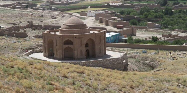 روان کال ۲۸۶ بهرنیو سیلانیانو د غزني له تاریخي سیمو لیدنه کړې