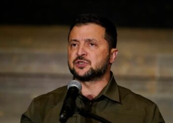 زیلینسکي: د اوکراین استازو له حضور پرته به د سولې خبرې بې ګټې وي