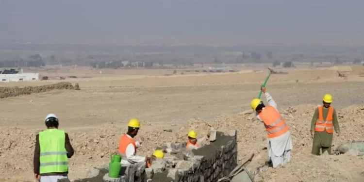 فراه کې د ۲۹ ميليونه ډالرو په لګښت بېلا بېلې پروژې پلې شوې