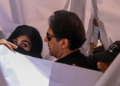 عمران خان په ۱۴ کاله او مېرمن پر ۷ کاله بند محکومه شوه