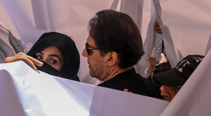 عمران خان په ۱۴ کاله او مېرمن پر ۷ کاله بند محکومه شوه