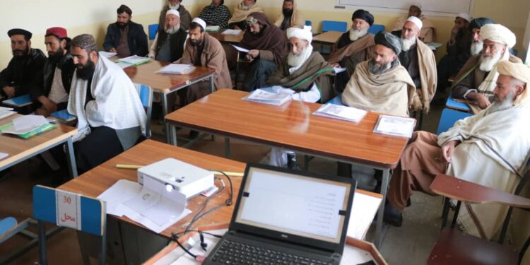 لوګر کې د ۱۱۶ ښوونځیو شوراګانو غړو ته روزنیز پروګرام پیل شو