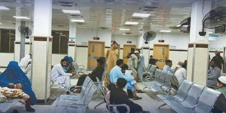 افغان کډوال: د پاکستان دولتي روغتونونو کې مو درملنه نه کېږي