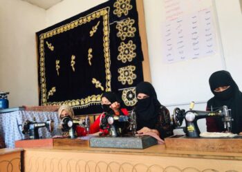 بلخ کې یوې مېرمنې ۳٠ نورو ښځو ته د کار زمینه برابره کړې ده