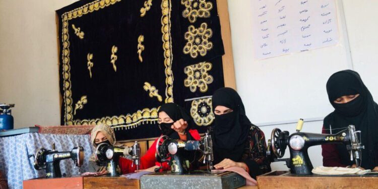 بلخ کې یوې مېرمنې ۳٠ نورو ښځو ته د کار زمینه برابره کړې ده