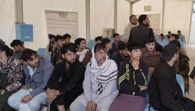 کډوالو وزارت: د پاکستان له بندخونو ۶۳ افغان بندیان را خوشي شوي