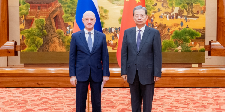 جاو له جي د روسیې د دوما له مرستيال رئيس اليکسانډر باباکوف سره وکتل