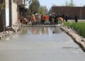 جلال اباد ښار کې د یوه سړک کانکرېټ کولو چارې پيل شوې