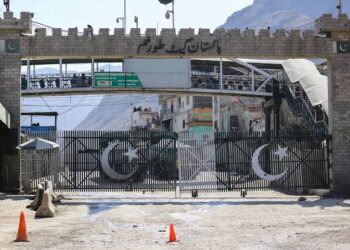 تورخم دروازه نن هم د مسافرو پرمخ تړلې پاتې کېږي