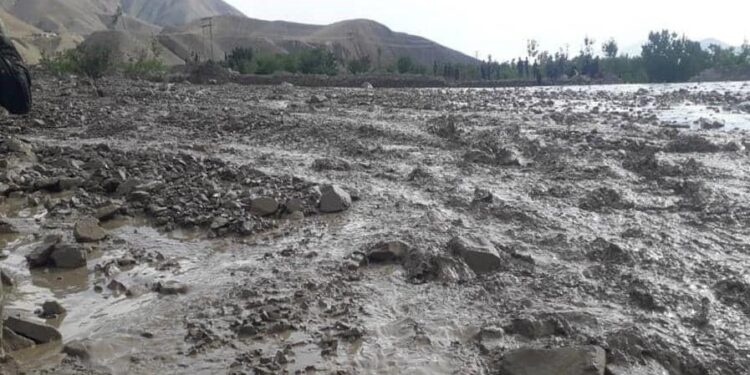 طبیعي پېښو نیم میلیون افغانان د کورونو پرېښودو ته اړ کړي