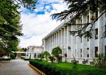 د بهرنیو چارو وزارت سرپرست عمان ته په سفر تللی